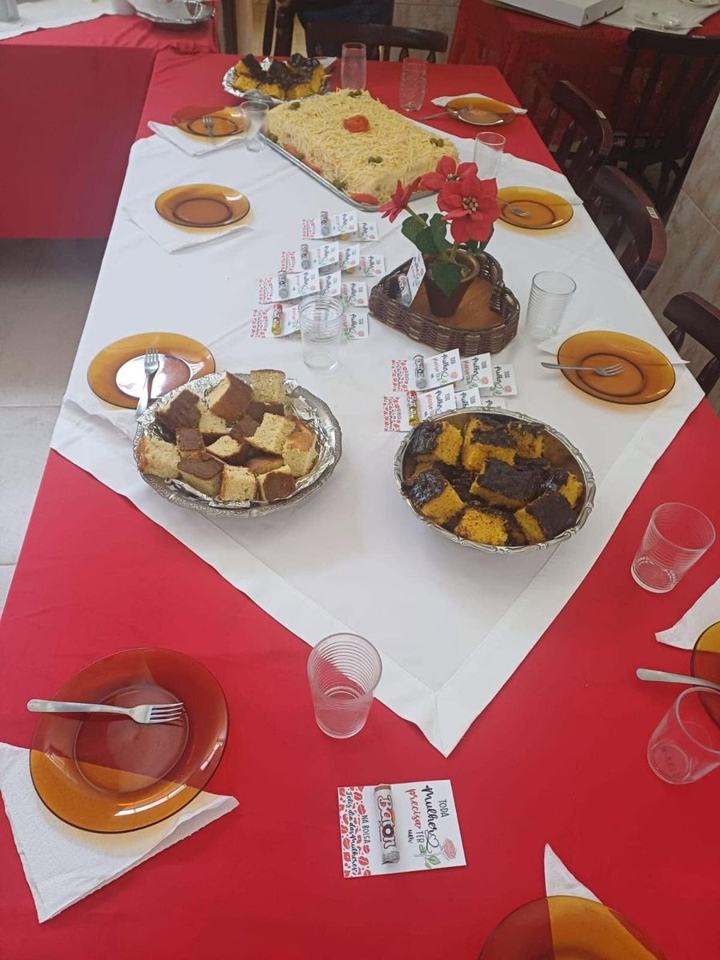 Mesa festiva com bolos, doces e flor vermelha