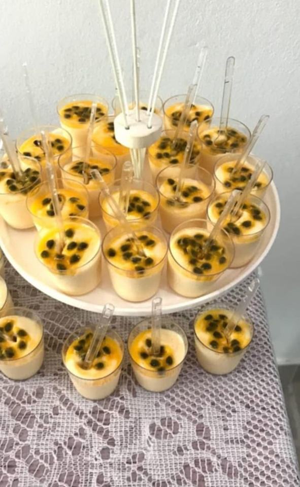 Taças de mousse de maracujá