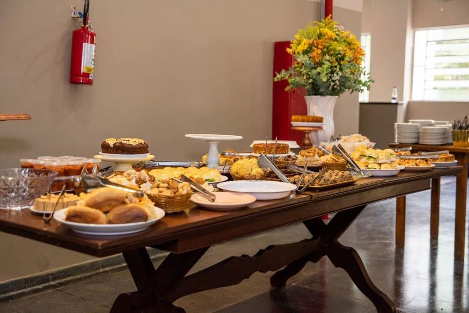 Mesa de doces e salgados da festa do Jubileu de Ouro