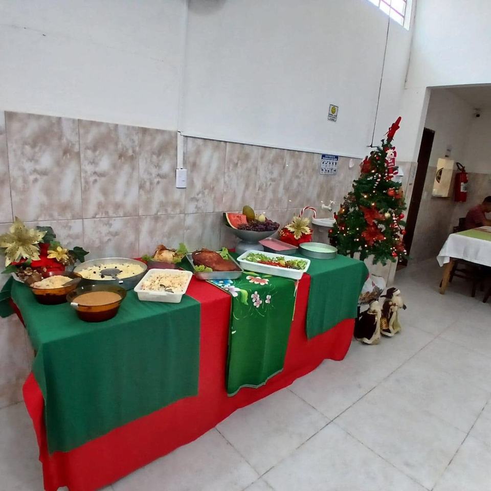 Mesa de Natal montada ao lado da árvore